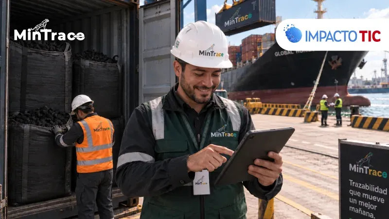 Profesional de MinTrace con casco usa una tableta en un puerto junto a sacos de carbón y un buque de carga, con los logos de MinTrace e Impacto TIC