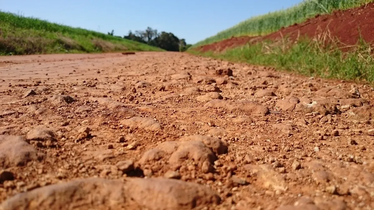Camino de arcilla roja