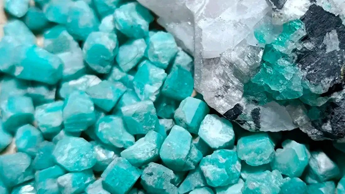 Morralla: piedras de color verde azulado