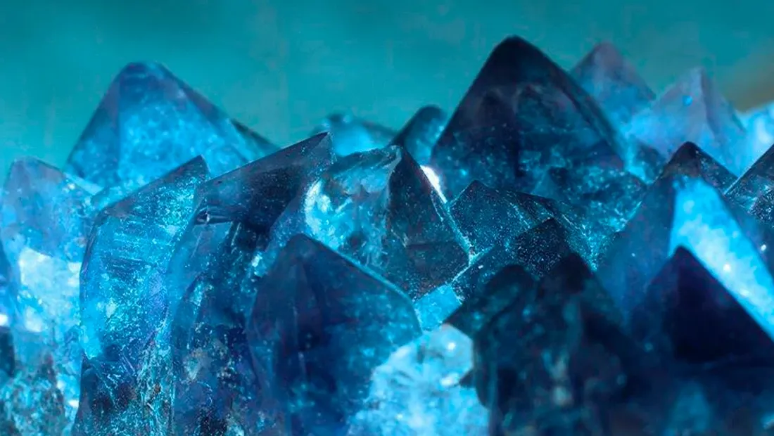 Zafiro en bruto: cristales azules